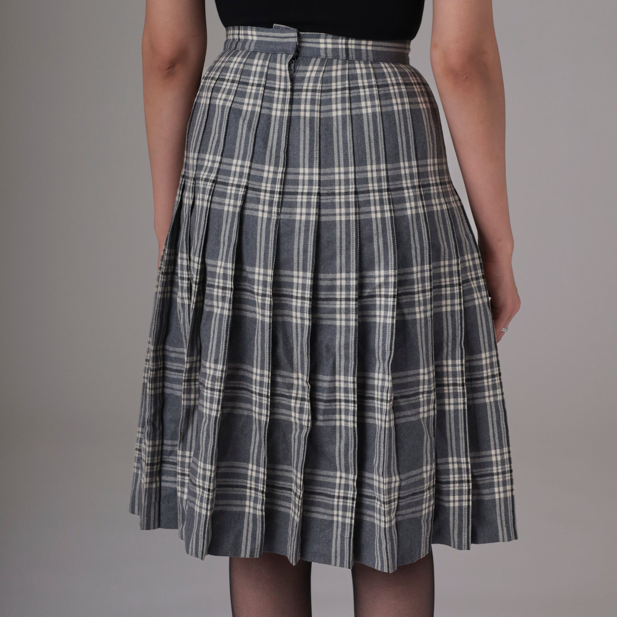 Grey plaid skirt 90s fashion best sale